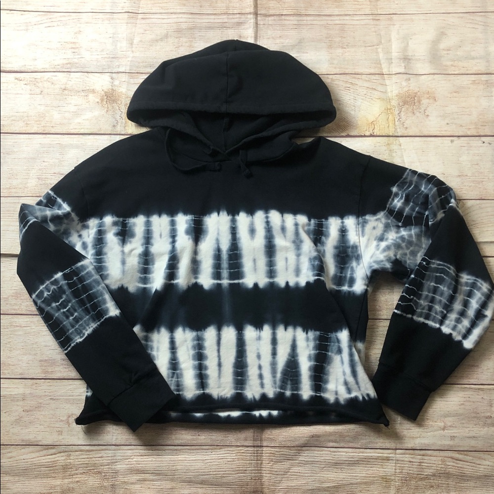 Carbon38 Black‎ and White Sweatshirt 💜